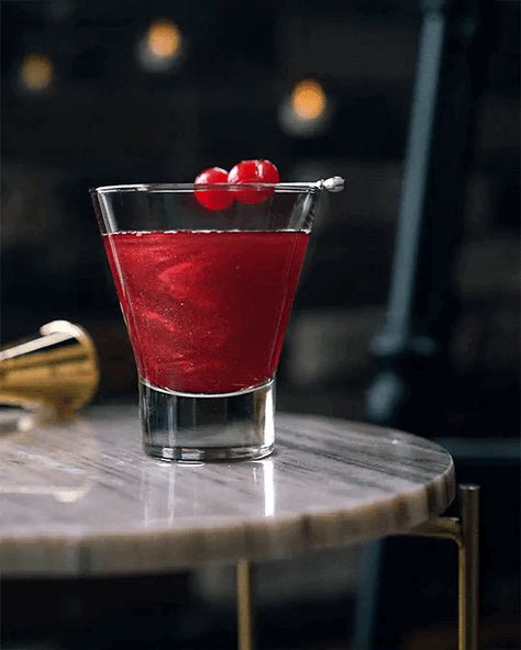 Cherry Cocktail GIF Gordon's Gin, Cocktail Videos, Creative Food Art, Strawberry Banana Smoothie, Cute Snacks, Old Recipes, Instagram Food, Creative Food, Plastic Cup