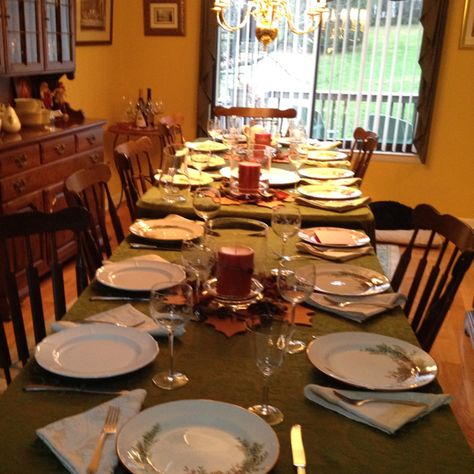 Big family dinner Big Family Dinner, Thanksgiving Table Setting, Family Supper, Big Farm, Interracial Family, Cottage Aesthetic, Family Meaning, Thanksgiving Table Settings, Restaurant Owner