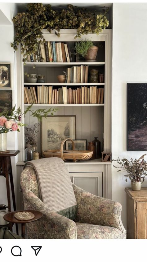 Yellow Outfit Aesthetic, Rustic Bookshelves, Cottagecore Interior, Cozy Reading Corner, Cottage Vibes, Aesthetic Yellow, Timeless Interiors, Nancy Meyers, Cottage Living Rooms