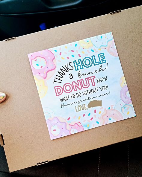 Isn't this the cutest teacher gift tag?! My son gave his teachers a box of donuts! 🤤 Bring on summer! ☀️ Get this donut gift tag in my shop along with other fun gift tags! Shop my link in bio 😘 @kris.stpierre #teacherappreciation #teacherappreciationweek #summer #donutgifttag #teachergiftideas #teachergifts Donut Care Package, Donut Realtor Pop By, Donut Appreciation, Donut Teacher Appreciation Printable, Donut Gift Tag, Teacher Box, Donut Gifts, Donut Box, Cute Teacher Gifts