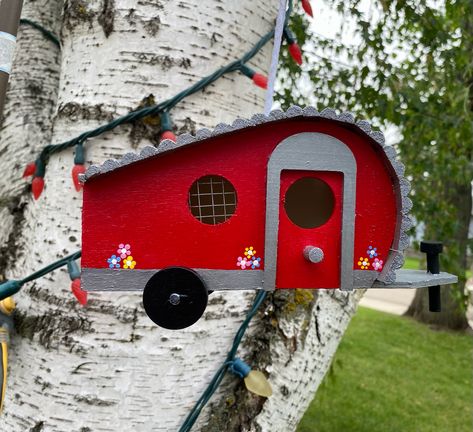 Camper Birdhouse Painting Ideas, Trailer Birdhouse, Camper Birdhouse, Crafts For Daycare, Cool Painting Ideas, Vaporwave Clothing, Wooden Bird Houses, Bird Houses Painted, Retro Campers