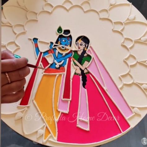 Prafulla Home Decor on Instagram: “Thank you @sindhurikuppasad for giving me this opportunity to create this beautiful piece for you. Sindhuri Ji chose the colours and…” Lipan Art, Frame Work, Lippan Art, Diy Gift Card, Dress Book, Clay Wall Art, Clay Wall, Radha Krishna Art, 3d Painting