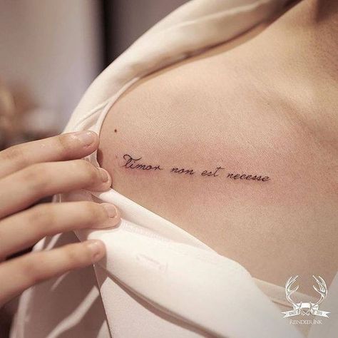 Timor non est necesse, Latin for "there is no need to fear" tattooed on the collarbone | www.otziapp.com Latin Tattoo Quotes Woman, Tatoos In Latin, Shoulder Text Tattoo, Latin Text Tattoo, Latin Words Tattoo, Tattoo Phrases For Women, Latin Phrases Tattoo, Latin Tattoos For Women, Latin Tattoo Ideas