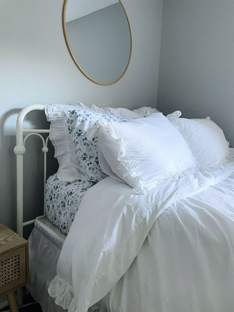 Bedroom Inspirations Floral Bedding, White Bed With Floral Sheets, Floral Bed Sheets White Comforter, White Bedding Decorative Pillows, Bedroom Ideas Floral Bedding, White Bedding With Light Blue Accents, Blue Floral Bed Sheets Aesthetic, White And Floral Bedding, Bedding Ideas Pattern