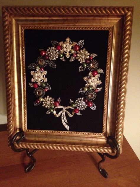 Wreath made from jewelry. Made by B. Turchi 2014 Jewelry Shadow Box Ideas, Broach Christmas Tree Diy, Broken Jewelry Crafts Upcycling, Broach Display Ideas, Jewelry Art Ideas, Jewelry Shadow Box, Jeweled Trees, Vintage Jewelry Christmas Tree, Jewelry Trees