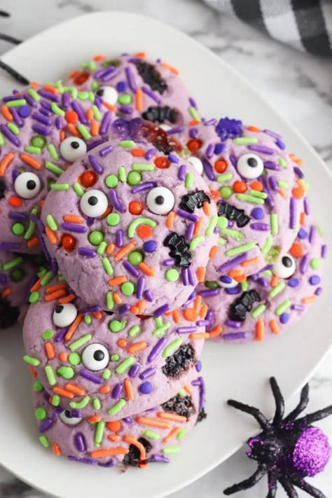 Halloween Monster Cookies – BEST Monster Eye Cookie Recipe – {Easy} Edible Sugar Cookie Monster Eyes – Party Food - Desserts – Snacks #halloween #snacks #desserts Cookies With Eyes, Halloween Cookies Recipes, Halloween Monster Cookies, Eyeball Cookies, Easy Halloween Cookies Recipes, Halloween Cookie Ideas, Pumpkin Spice Latte Cupcakes, Fun Halloween Party Food, Easy Halloween Cookies