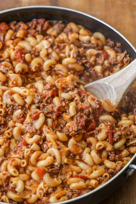 Easy Cheesy Beef Goulash Recipe (+VIDEO) | Lil' Luna Cheesy Beef Goulash, Easy Goulash Recipes, American Goulash, Resep Pasta, Goulash Recipe, Beef Goulash, Goulash Recipes, Pasta Primavera, Ground Beef Recipes Easy