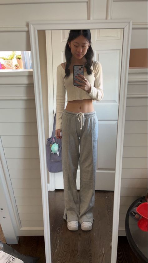 Model Sweatpants Outfit, Non Cuffed Sweatpants Outfit, Sweatpants Outfit Wide Leg, Low Waisted Sweatpants Outfit, Gray Wide Leg Sweatpants Outfit, Uncuffed Sweatpants Outfit, Open Leg Sweatpants Outfit, Grey Flare Sweatpants Outfit, How To Style Wide Leg Sweatpants