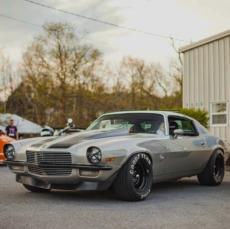 2nd Gen Camaro. Fat Tires all around Pro Touring Cars, Chevy Camaro Z28, Auto Retro, Gm Car, Chevy Muscle Cars, Custom Muscle Cars, Pro Touring, Pony Car, Us Cars