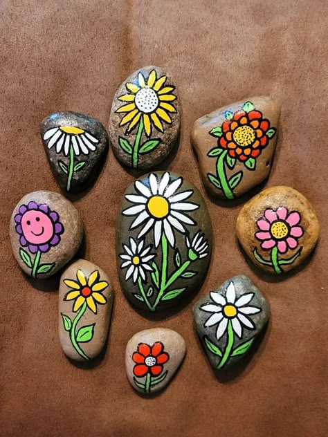 Kids Rock Painting Ideas, Kids Rock Painting, Flower Rocks, Rock Painting Flowers, Easy Flower Painting, Rock Flowers, Diy Rock Art, Mandala Painted Rocks, Mosaic Garden Art