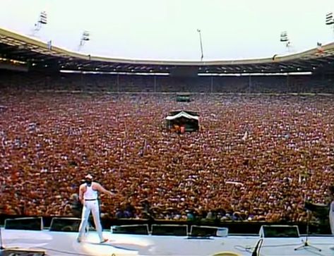 Freddie Mercury 1985 Hammer To Fall, Place In London, Bob Geldof, Live Aid, Happy News, We Are The Champions, Famous Musicians, Queen Freddie Mercury, London Places