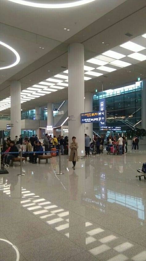 Crowded Place Aesthetic, Bandara Incheon Seoul, Seoul Korea Airport, Seoul Airport Aesthetic, Incheon Airport Aesthetic, Korea Airplane, Crowded Wallpaper, Aladin Disney, Korea Airport