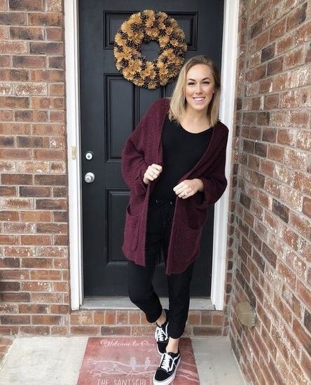 Sweater with vans! Black top and black leggings outfit. #ootd Outfits With Black Vans, Leggings With Vans, Vans Work Outfit, Van Outfits, Comfort Outfits, Checkered Vans Outfit, Black Vans Outfit, Slip On Outfit, Outfits With Vans