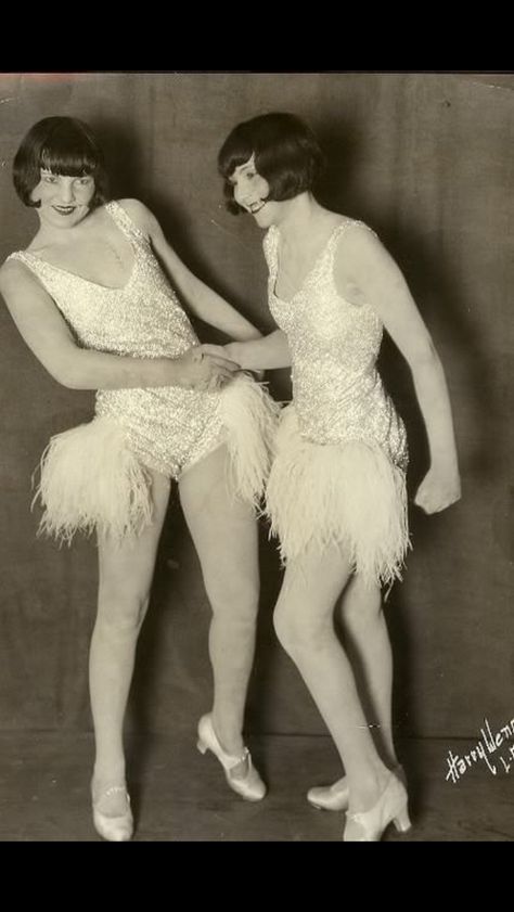 20s dancers Dolly Sisters, Sister Art, 20s Dress, Flapper Girls, Style Année 20, Vintage Burlesque, Flapper Girl, 20s Fashion, Pose For The Camera