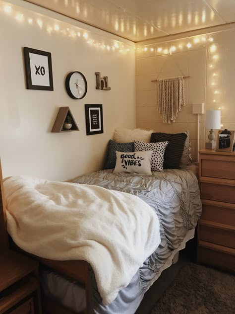 college dorm room inspo Diy College Apartment Decor, College Apartment Diy, Dormitory Room, Dorm Sweet Dorm, College Dorm Ideas, Cool Dorm Rooms, College Bedroom, College Dorm Room Ideas, Dorm Room Inspo