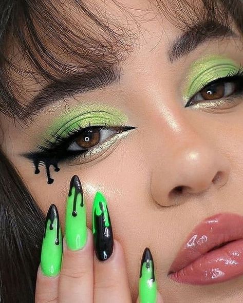 Makeup With Black Eyeliner, Rock Makeup, Monster Makeup, Black Eye Makeup, Eyeliner Designs, Halloween Eye Makeup, Graphic Makeup, Rave Makeup, Airbrush App