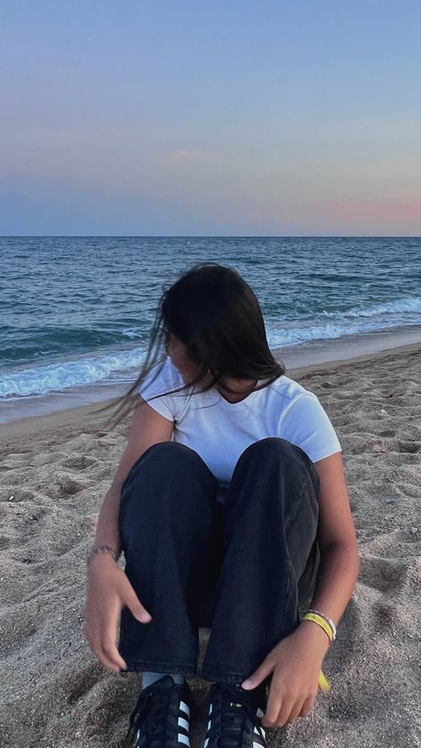 sea aesthetic / insta poses ideas / baggy jeans outfit/ outfit inspo/ street style outfit/ no face poses Aesthetic Insta Pics No Face, Beach Poses Without Face, Instagram Photo Ideas No Face, Female Instagram Pictures, Instagram No Face Pictures, Poses For Pictures Instagram No Face, Beach Inspo Pics Photo Ideas No Face, Aesthetic Instagram Pictures No Face, Baggy Poses