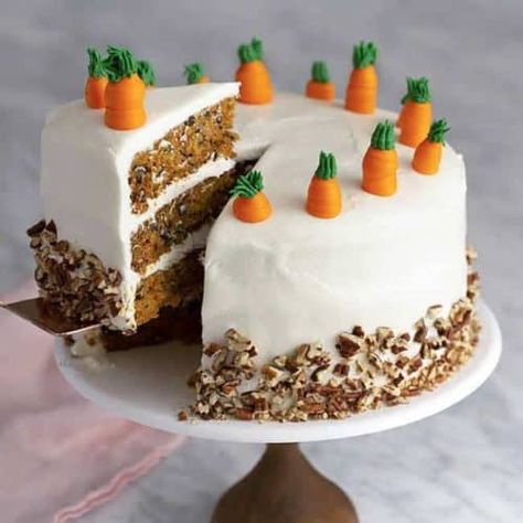 minutes Classic Carrot Cake Recipe, Carrot Cake Dessert, Carrot Cake Decoration, Carrot And Walnut Cake, Red Birthday Cake, Red Birthday Cakes, Carrot Cake Recipe Easy, Inside Cake, Easy Carrot Cake