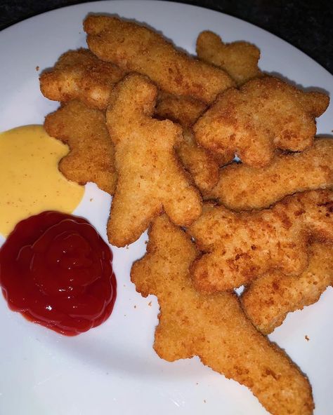 THESECARBSDONTCOUNT on Instagram: “Don’t lie, you (honey) MUSTard want to eat these Dino nuggets #thesecarbsdontcount” Dino Nuggets, Food Therapy, Yummy Comfort Food, Tasty Baking, Delicious Snacks Recipes, Honey Mustard, Food Obsession, Pretty Food, Food Cravings