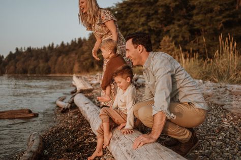 A family of four playing in driftwood log at Lincoln Park, West Seattle. Seattle Lifestyle, Oregon Coast Vacation, Beach Photo Inspiration, West Seattle, Beach Family Photos, Beach Family, Lincoln Park, Baby Style, Fall Family Photos