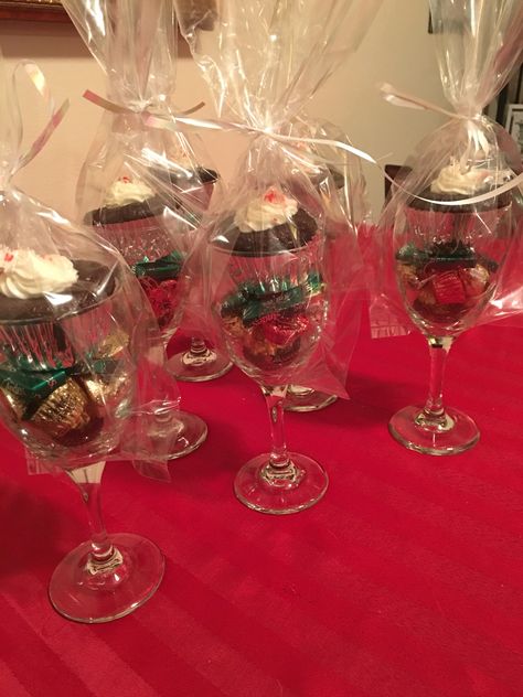 Candy and cupcakes in hand painted wine glasses. I gave these as Christmas gifts! Wine Glass Gift Basket Ideas, Wine Glass Wrapping Ideas, Wine Glass Gift Basket, Christmas Snack Bags, Glass Cupcakes, Wine Glass Gifts Ideas, Wine Glass Favors, Wine Glass Centerpieces, Present Wrapping Ideas