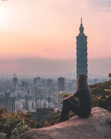 Visit gorgeous Taipei, Taiwan and hike up Elephant Mountain to enjoy amazing sunset views of Taipei 101. #travelphotography #traveltaiwan #taipei101 Taipei 101, Cities To Visit, Taipei Taiwan, Sunset Views, Travel Couple, Dream Destinations, Taipei, Pose Ideas, Female Travel