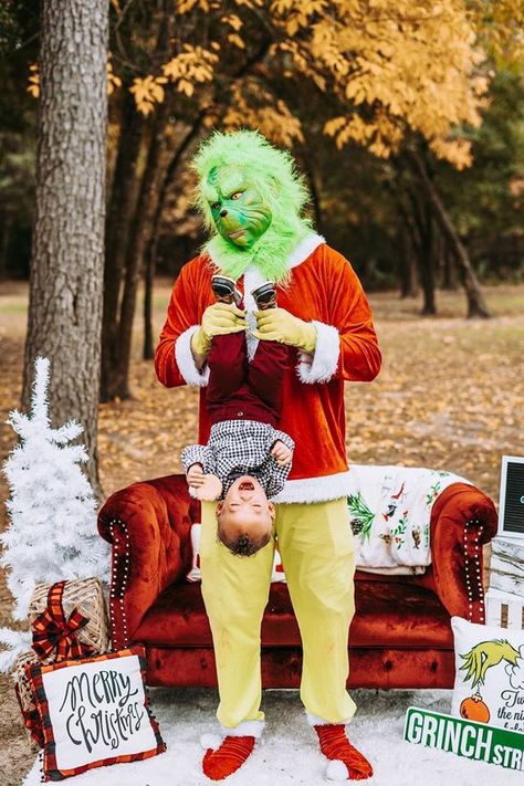 Pictures With The Grinch Ideas, Grinch Picture Ideas, Funny Grinch Photoshoot, Grinch Photoshoot, Fun Family Christmas Photos, Funny Family Christmas Pictures, Santa Backdrop, Christmas Photoshoot Kids, Christmas Mini Shoot