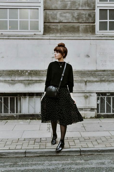 Black Vans Outfit Winter, Alice Catherine, Minimalist Moda, Autumn Wear, Berlin Fashion, Printed Skirt, Polka Dot Skirt, Dot Skirt, All Black Outfit