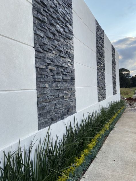 Tall Exterior Wall Ideas, Durawall Design Ideas, Compound Wall Garden Ideas, Wall Fence Design Brick, Fence Wall Design Modern, Fence Wall Design, Compound Wall Design, Garden Wall Designs, Front Wall Design