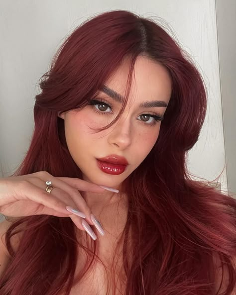 Red Hair Makeup, Cheveux Oranges, Wine Hair Color, Cherry Red Hair, Wine Red Hair, Red Hair Inspo, Wine Hair, Cherry Hair, Dark Red Hair