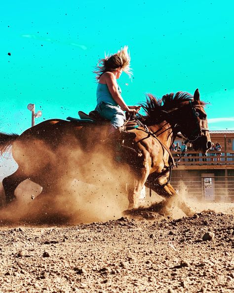 Rodeo event ~ fast horses and brave cowgirl’s. Barrel Racing Photography, Racing Photography, Barrel Racing Horses, Barrel Racer, Horse Boarding, Animal Pics, Barrel Racing, The Brave, Horseback Riding