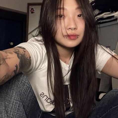 Tomboy Tattoo, Snake Bite Piercing, Masc Women, New Jeans Style, Grunge Girl, Foto Ideas Instagram, Korean Girl, Pretty Woman, Pretty People