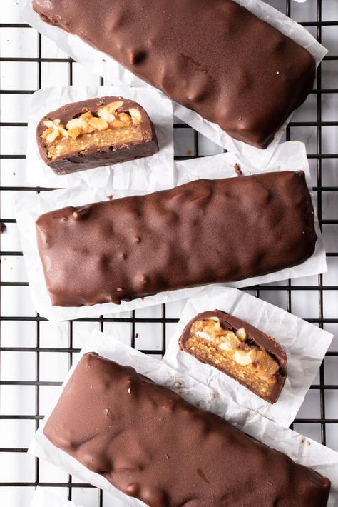 Snickers Bars Recipe, Snickers Recipe, Homemade Candy Bars, Healthy Peanut Butter Cups, Vegan Chocolate Bars, Dessert Alternatives, Homemade Snickers, Postre Keto, Vegan Candies