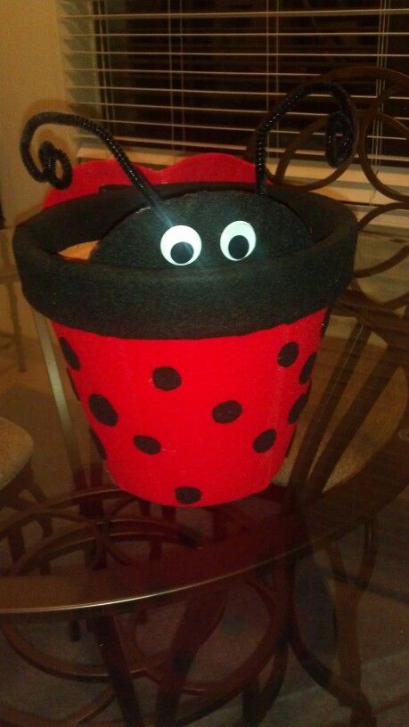 My Ladybug Flower pot Ladybug Flower Pot, Pot Faces, Spring Pots, Terra Cotta Pot Crafts Diy, Bug Party, Honey Bee Decor, Kitchen Farmhouse Decor, Ladybug Crafts, Lady Beetle