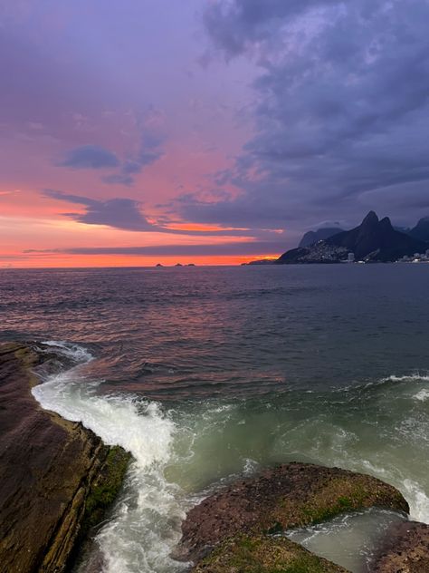 Pink, purple, red sunset at the rocky mount view between Copacabana and Ipanema beach, Rio de Janeiro. 2023 Vibes, Brazil Culture, Ipanema Beach, Beach Place, Paradise On Earth, Ocean Creatures, Sunset Sky, Beach Lovers, Beach Aesthetic