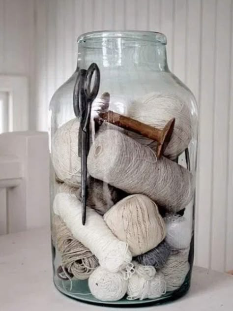 Vase Filler Ideas, Koti Diy, Vibeke Design, Rustic Farmhouse Style, Sewing Rooms, Vase Fillers, Sewing Items, Farmhouse Style Decorating, Apothecary Jars