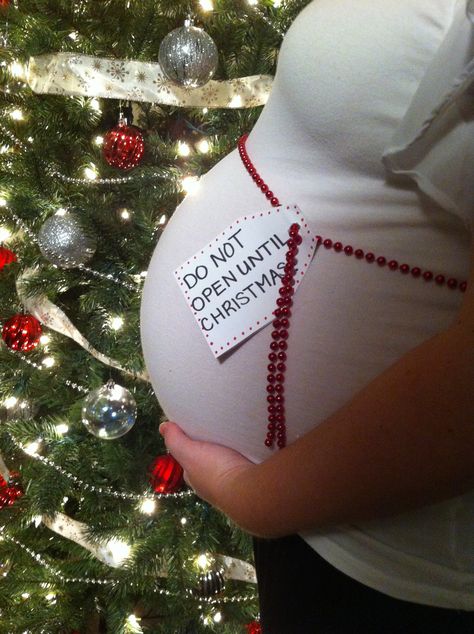 Christmas Due Date Pregnancy Photo Prego Photoshoot, Maternity Christmas Pictures, Pregnant Picture, Christmas Pregnancy Photos, Belly Pics, Fun Baby Announcement, Christmas Baby Announcement, Pregnancy Pictures, Baby Bump Photos