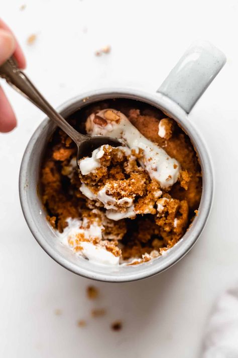 Pumpkin Mug Cake (vegan) - Choosing Chia Gluten Free Dairy Free Dessert, Cake Calories, Refined Sugar Free Recipes, Clean Dessert, Fall Desserts Easy, Ww Desserts, Chocolate Mug Cakes, Mug Recipes, Dairy Free Dessert