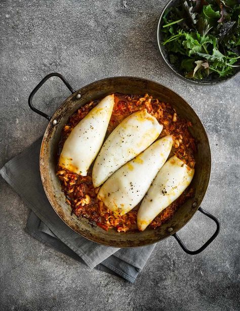 Stuffed Squid Recipe with Spanish Rice Check out our squid recipe stuffed with Spanish rice. Impress guests with this easy yet low calorie fish recipe ready in an hour Stuffed Squid, Shake Recipes Healthy, Calamari Recipes, Squid Recipes, Spanish Rice Recipe, Spanish Cuisine, Spanish Dishes, Spanish Rice, Fish Recipe