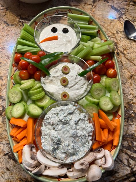 Ranch, onion, and spinach dip Snowman Dip, Snowman Treats, Dip Tray, Veggie Tray, Spinach Dip, Christmas Appetizers, Spinach, Dip, Tray