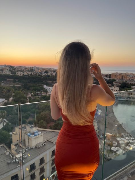 Girl in sunset on balcony #sunset #view #holiday Balcony Selfie Ideas, Holiday Balcony Pics, Vacation Balcony Pictures, Balcony Picture Poses, Girl In Sunset, Balcony Pics, Balcony Photos, Cute Summer Pictures, Vacation Poses