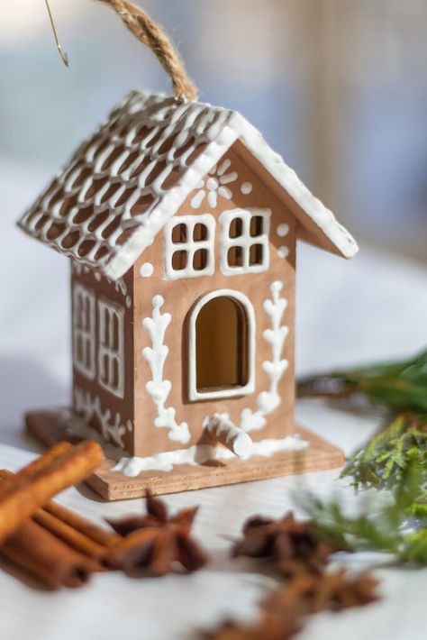 How to make the sweetest gingerbread birdhouse ornament with miniature birdhouses. This is the perfect DIY for decorating your tree! Gingerbread Birdhouse, Birdhouse Diy, Gingerbread House Ornament, Birdhouse Ornament, Gingerbread House Ideas, Ginger Bread House Diy, Birdhouse Ideas, Birdhouse Ornaments, Gingerbread Diy