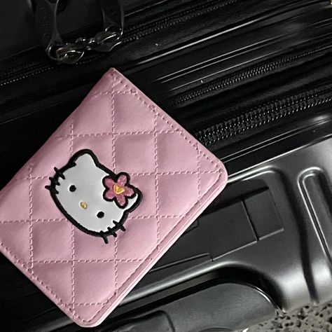 Dual Kawaii, Sanrio Wallet, Sanrio Car, Outfit Fiesta, Money Wallpaper, Money Wallpaper Iphone, Sanrio Stuff, Whats In Your Purse, Fiesta Outfit