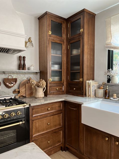 Wood Marble Kitchen, Australia Apartment, European Kitchen, Dark Wood Kitchens, Desain Pantry, European Kitchens, Staining Cabinets, Wood Kitchen Cabinets, Cabinetry Design