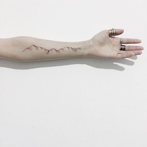 Another minimalist tattoo you can put in your arms. It’s simple without much detail but still could portray such big message. Berg Tattoo, Tattoo Mountain, Mountain Range Tattoo, River Tattoo, Minimalist Tattoo Meaning, Mountain Tattoo Design, Typography Tattoo, Tattoos Mandala, Tattoo Shows