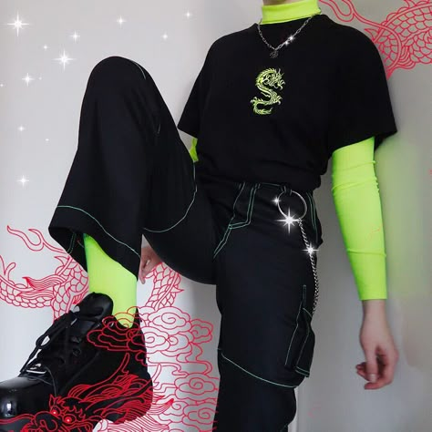 el color verde fosforescente sera unos de tus colores favoritos a partir de ahora ☕👌✨ Celana Jogger Wanita, Egirl Fashion, Look Grunge, E Girl Outfits, Neon Outfits, Aesthetic Grunge Outfit, Streetwear Mode, 90s 80s, Alternative Outfits