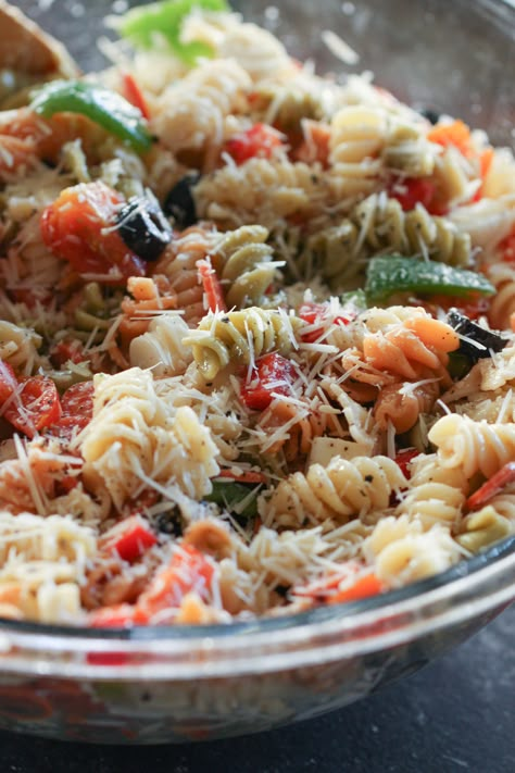 Dinner Recipes Main Dishes, Salad Dinner Recipes, Simple Italian Salad, Easy Pasta Salad Recipes, Aesthetic Salad, Recipes Main Dishes, Pizza Pasta Salad, Salad Dinner, Dinner Aesthetic