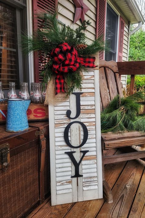 Shutter Snowman Christmas Decor, Old Shutter Christmas Decor, Christmas Shutter Crafts, Holiday Shutter Ideas, Christmas Shutter Decorations, Things To Make With Old Shutters, Old Shutter Ideas For Christmas, Using Shutters As Wall Decor, Painted Shutters Decor