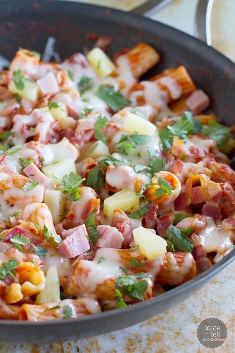 Keep dishes to a minimum with this easy one pan pasta with the flavors of a Hawaiian pizza - ham, bacon, pineapple and gooey cheese. Hawaiian Pasta, Bacon Pineapple, Pan Pasta, One Pan Pasta, Leftover Ham Recipes, Munnar, Gooey Cheese, One Pot Pasta, Ham Recipes