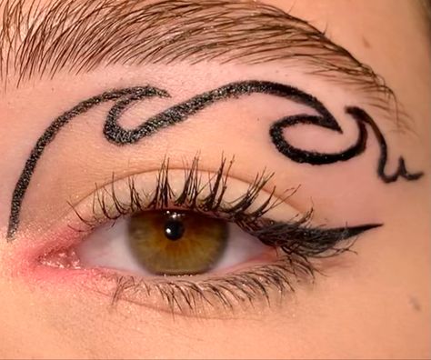 Easy Graphic Eyeliner Ideas, Ocean Eyeliner, Wave Eyeliner, Calypso Costume, Easy Graphic Eyeliner, Water Eyeliner, Wave Makeup, Inspi Makeup, Eyeliner Eye Makeup